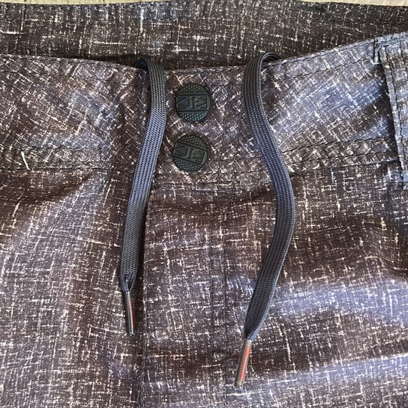 Ocean Earth medium hybrid shorts with attached waterproof carry pouch. - Picture 6 of 6